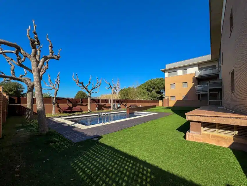 Tuin met zwembad van Appartement Te koop in Sant Antoni De Calonge in Spanje, gelegen aan de Costa Brava