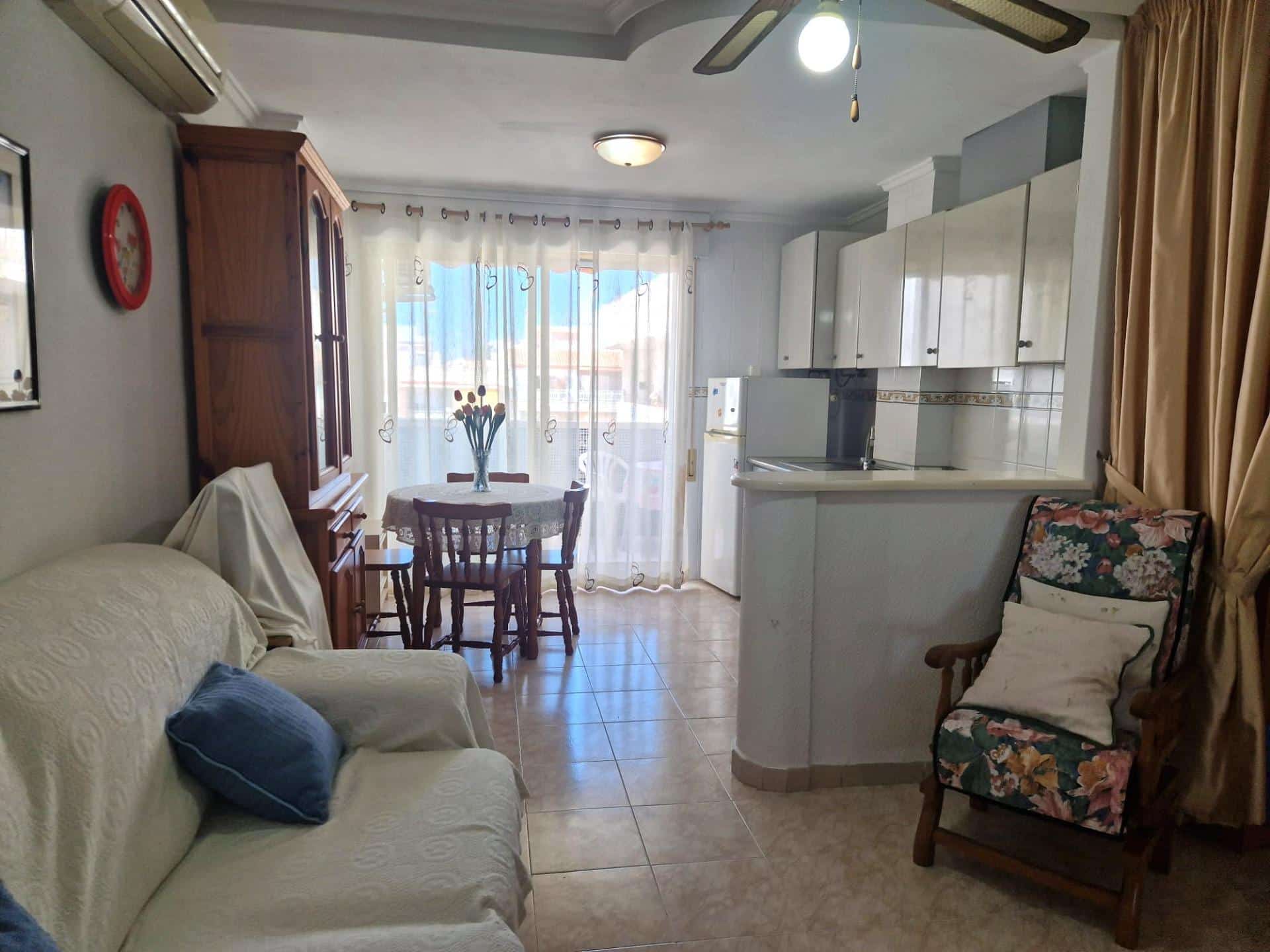 Woonkamer van resale appartement in Torrevieja in Spanje, gelegen aan de  Costa Blanca-Zuid
