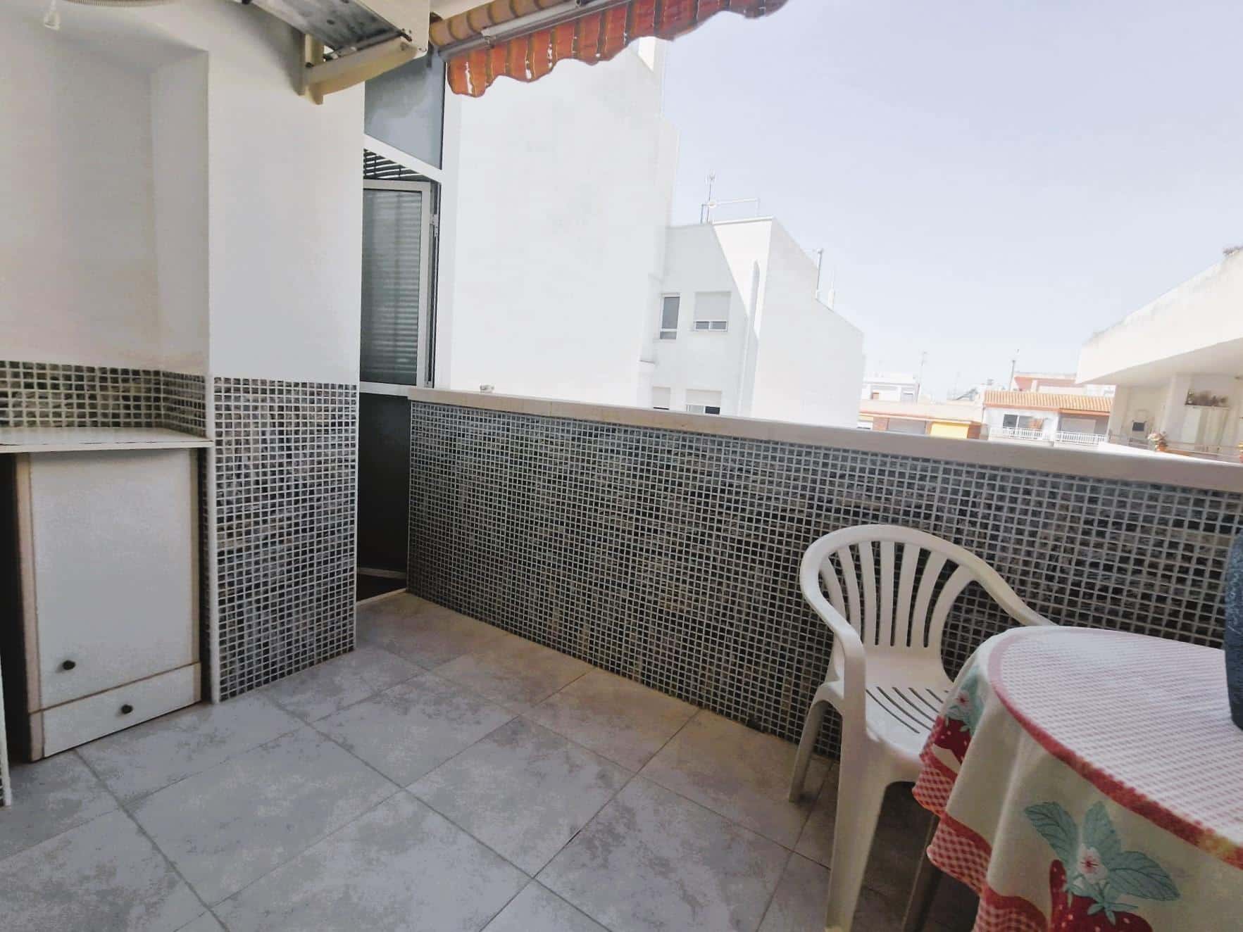 Terras van resale appartement in Torrevieja in Spanje, gelegen aan de  Costa Blanca-Zuid