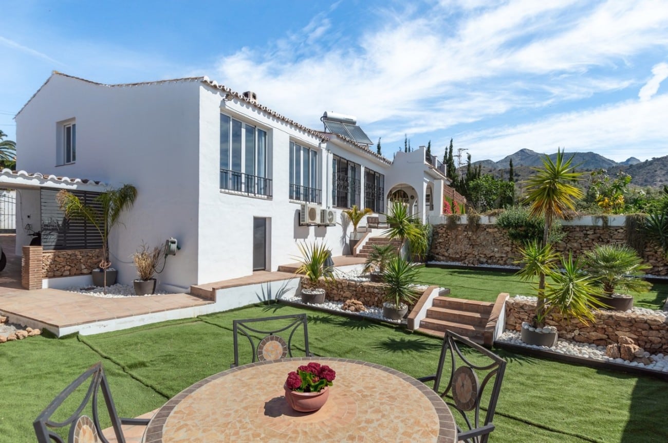Tuin en vooraanzicht van resale villa in Nerja in Spanje, gelegen aan de  Costa del Sol-Oost