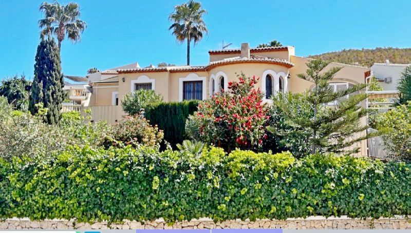Vooraanzicht van villa in Javea in Spanje, gelegen aan de  Costa Blanca-Noord