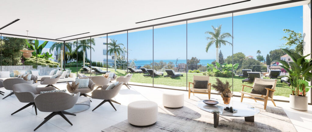 Zeezicht en woonkamer van nieuwbouw appartement in Marbella in Spanje, gelegen aan de  Costa del Sol-West