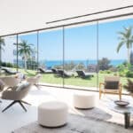 Zeezicht en woonkamer van nieuwbouw appartement in Marbella in Spanje, gelegen aan de  Costa del Sol-West