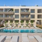 Gemeenschappelijk zwembad en vooraanzicht van nieuwbouw appartement in Aguilas in Spanje, gelegen aan de  Costa Cálida