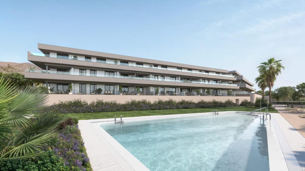 Gemeenschappelijk zwembad en vooraanzicht van nieuwbouw appartement in Estepona in Spanje, gelegen aan de  Costa del Sol-West