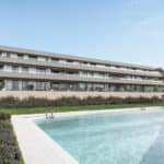 Gemeenschappelijk zwembad en vooraanzicht van nieuwbouw appartement in Estepona in Spanje, gelegen aan de  Costa del Sol-West