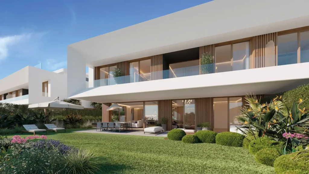 Vooraanzicht van nieuwbouw villa in Estepona in Spanje, gelegen aan de  Costa del Sol-West