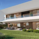 Vooraanzicht van nieuwbouw villa in Estepona in Spanje, gelegen aan de  Costa del Sol-West