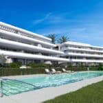 Gemeenschappelijk zwembad en vooraanzicht van nieuwbouw appartement in Estepona in Spanje, gelegen aan de  Costa del Sol-West