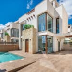 Zwembad en vooraanzicht van nieuwbouw villa in Los Montesinos in Spanje, gelegen aan de  Costa Blanca-Zuid
