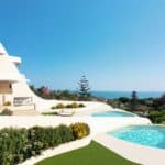 Terras en zwembad van nieuwbouw appartement in Marbella in Spanje, gelegen aan de  Costa del Sol-West