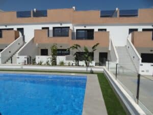 Nieuwbouw Project in Pilar De La Horadada in Spanje, gelegen aan de Costa Blanca-Zuid Gemeenschappelijk zwembad en vooraanzicht van in Pilar De La Horadada in Spanje, gelegen aan de Costa Blanca-Zuid