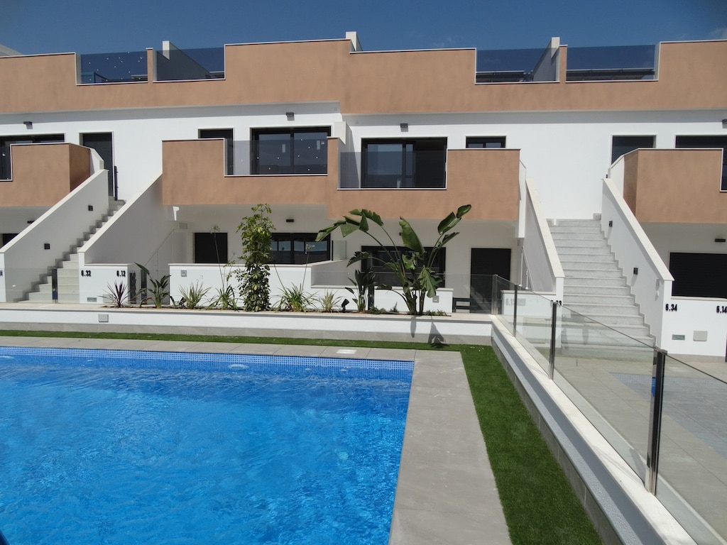 Gemeenschappelijk zwembad en vooraanzicht van in Pilar De La Horadada in Spanje, gelegen aan de  Costa Blanca-Zuid