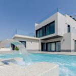 Zwembad en vooraanzicht van nieuwbouw villa in Orihuela-Costa in Spanje, gelegen aan de  Costa Blanca-Zuid