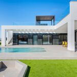Vooraanzicht van nieuwbouw villa in Algorfa in Spanje, gelegen aan de  Costa Blanca-Zuid