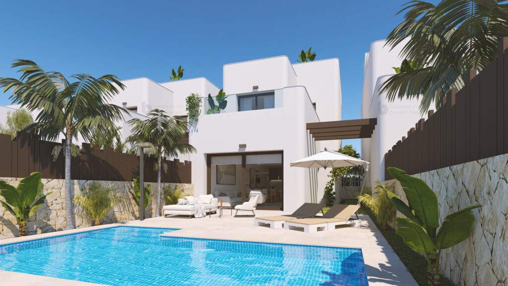Zwembad en vooraanzicht van nieuwbouw villa in Pilar De La Horadada in Spanje, gelegen aan de  Costa Blanca-Zuid