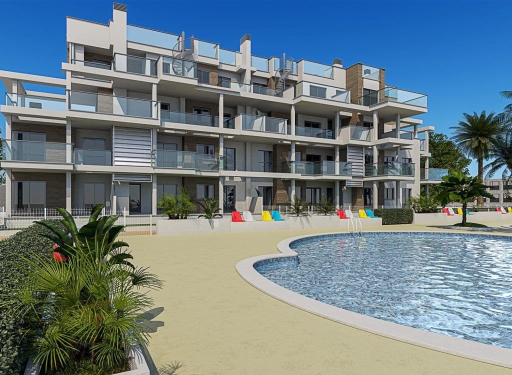 Gemeenschappelijk zwembad en vooraanzicht van in Denia in Spanje, gelegen aan de  Costa Blanca-Noord