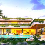 Vooraanzicht van nieuwbouw villa in Benahavis in Spanje, gelegen aan de  Costa del Sol-West