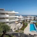 Zeezicht en gemeenschappelijk zwembad van nieuwbouw appartement in Benahavis in Spanje, gelegen aan de  Costa del Sol-West