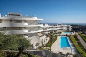 Nieuwbouw Project in Benahavis in Spanje, gelegen aan de Costa del Sol-West Zeezicht en gemeenschappelijk zwembad van in Benahavis in Spanje, gelegen aan de Costa del Sol-West