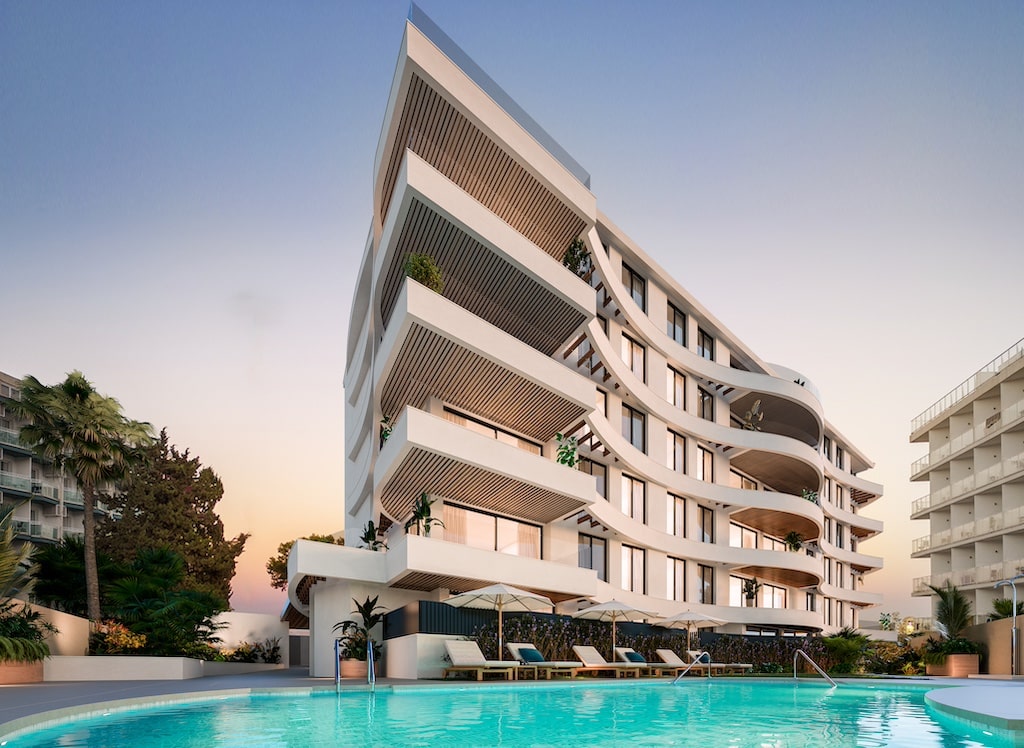 Gemeenschappelijk zwembad en vooraanzicht van nieuwbouw appartement in Benalmadena in Spanje, gelegen aan de  Costa del Sol-Centro
