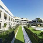 Gemeenschappelijk zwembad van nieuwbouw appartement in Cancelada in Spanje, gelegen aan de  Costa del Sol-West