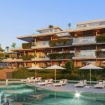 Gemeenschappelijk zwembad van nieuwbouw appartement in Cancelada in Spanje, gelegen aan de  Costa del Sol-West