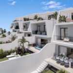 Vooraanzicht van nieuwbouw huis in Cancelada in Spanje, gelegen aan de  Costa del Sol-West