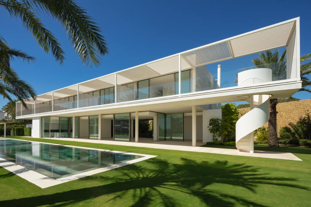 Zwembad en vooraanzicht van in Casares (29690) in Spanje, gelegen aan de  Costa del Sol-Centro