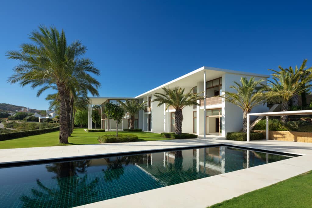 Zwembad en vooraanzicht van in Casares (29690) in Spanje, gelegen aan de  Costa del Sol-West