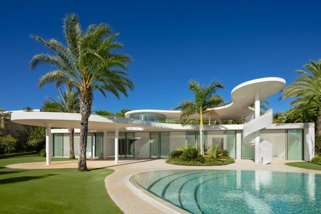Zwembad en vooraanzicht van in Casares (29690) in Spanje, gelegen aan de  Costa del Sol-West