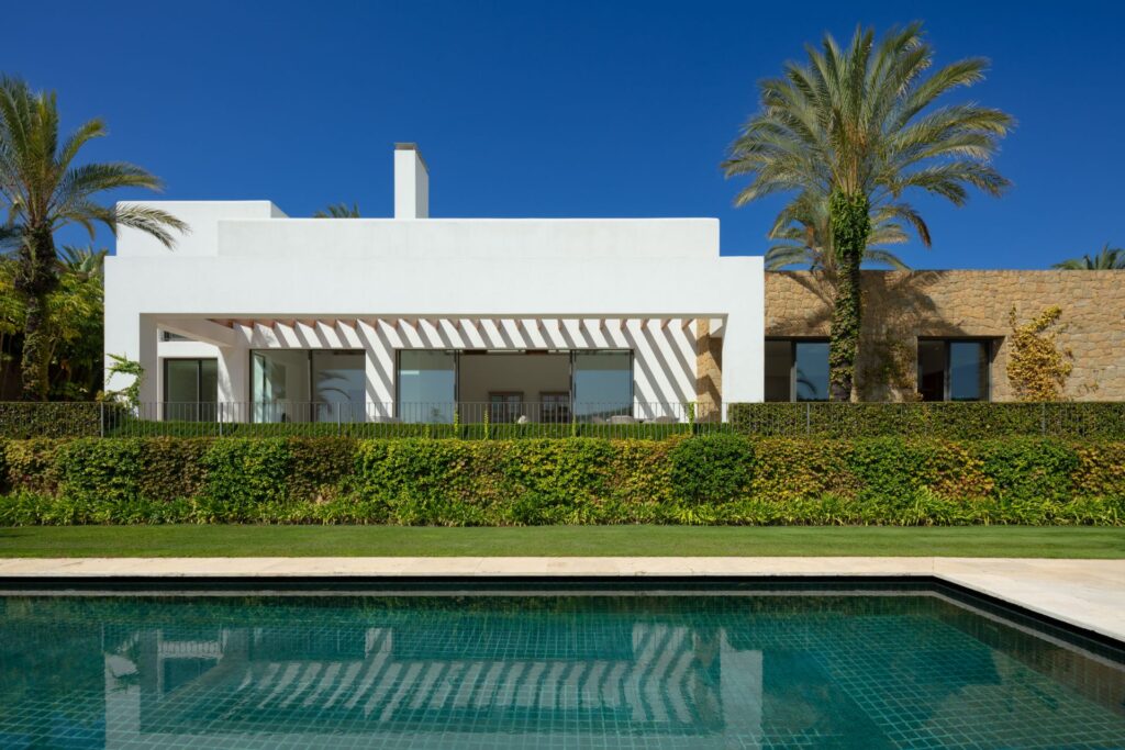 Zwembad en vooraanzicht van in Casares (29690) in Spanje, gelegen aan de  Costa del Sol-West