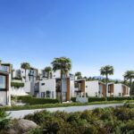 Vooraanzicht van nieuwbouw villa in El Chaparral in Spanje, gelegen aan de  Costa del Sol-Oost