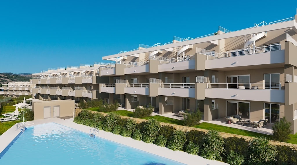 Gemeenschappelijk zwembad en vooraanzicht van in Estepona in Spanje, gelegen aan de  Costa del Sol-West