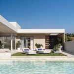 Terras en zwembad van in Estepona in Spanje, gelegen aan de  Costa del Sol-West