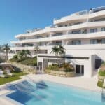 Gemeenschappelijk zwembad en vooraanzicht van nieuwbouw appartement in Estepona in Spanje, gelegen aan de  Costa del Sol-West