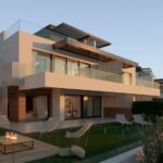 Vooraanzicht van nieuwbouw huis in Estepona in Spanje, gelegen aan de  Costa del Sol-West