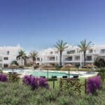 Gemeenschappelijke tuin en gemeenschappelijk zwembad van nieuwbouw appartement in Estepona in Spanje, gelegen aan de  Costa del Sol-West