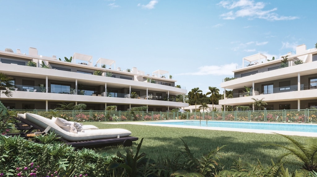 Gemeenschappelijk zwembad en vooraanzicht van nieuwbouw appartement in Estepona in Spanje, gelegen aan de  Costa del Sol-West