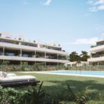Gemeenschappelijk zwembad en vooraanzicht van nieuwbouw appartement in Estepona in Spanje, gelegen aan de  Costa del Sol-West