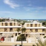 Vooraanzicht van nieuwbouw villa in Estepona in Spanje, gelegen aan de  Costa del Sol-West