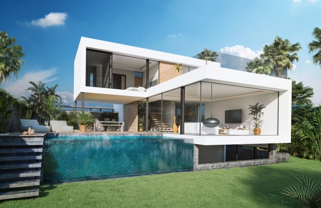 Zwembad en vooraanzicht van nieuwbouw villa in Estepona in Spanje, gelegen aan de  Costa del Sol-West