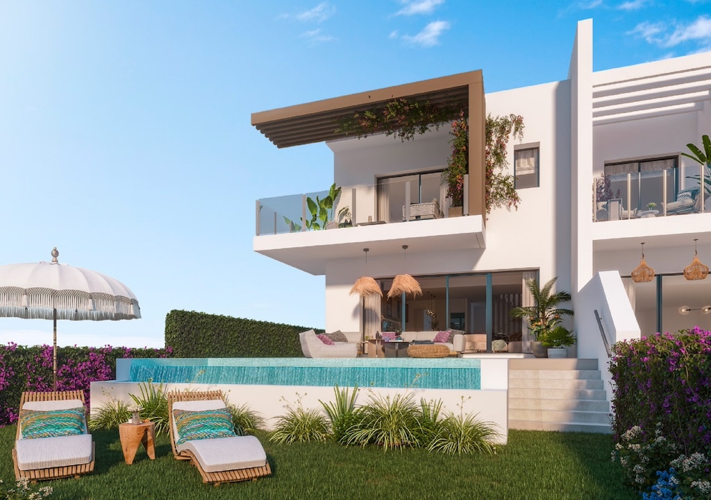 Vooraanzicht van nieuwbouw villa in La Cala De Mijas in Spanje, gelegen aan de  Costa del Sol-Centro