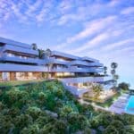 Gemeenschappelijk zwembad en vooraanzicht van nieuwbouw appartement in Marbella in Spanje, gelegen aan de  Costa del Sol-West