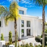Vooraanzicht van nieuwbouw villa in Marbella in Spanje, gelegen aan de  Costa del Sol-West