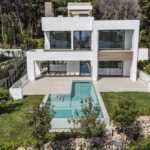 Vooraanzicht van nieuwbouw villa in Marbella in Spanje, gelegen aan de  Costa del Sol-West