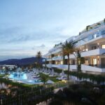 Gemeenschappelijk zwembad en vooraanzicht van nieuwbouw appartement in Mijas in Spanje, gelegen aan de  Costa del Sol-Centro