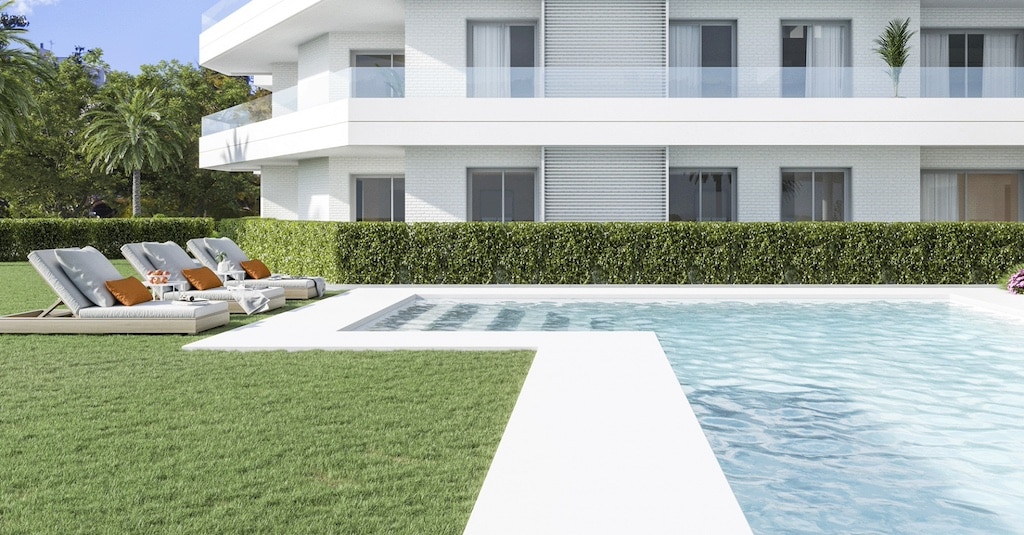 Gemeenschappelijk zwembad van nieuwbouw appartement in Nueva Andalucia in Spanje, gelegen aan de  Costa del Sol-West