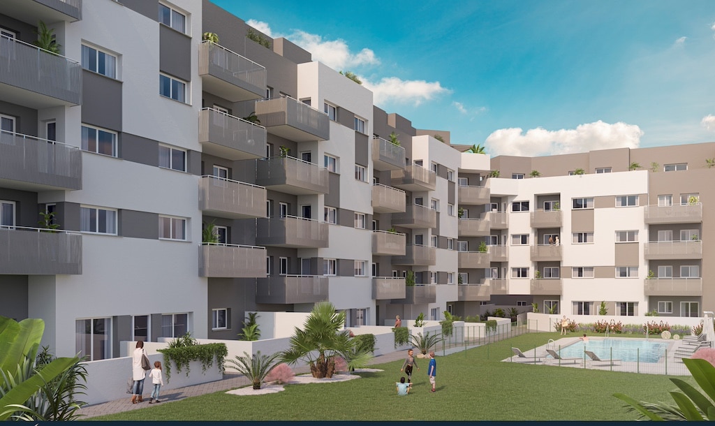 Gemeenschappelijk zwembad en vooraanzicht van nieuwbouw appartement in Torre del Mar in Spanje, gelegen aan de  Costa del Sol-Oost