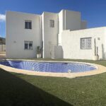 Zwembad en vooraanzicht van villa in Mojacar in Spanje